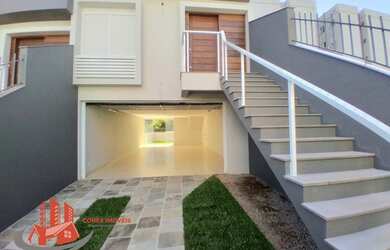 Imagem: A casa possui 3 Dormitórios, 3 Banheiros, 4 Vagas na garagem