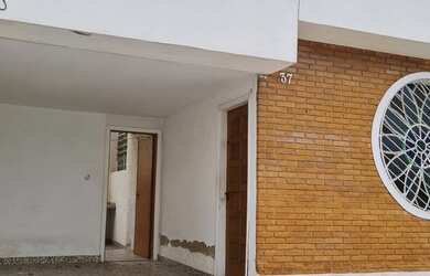 Imagem: A casa possui 3 Dormitórios, 2 Banheiros, 2 Vagas na garagem