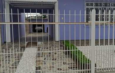 Imagem: A casa possui 3 Dormitórios, 2 Banheiros, 4 Vagas na garagem