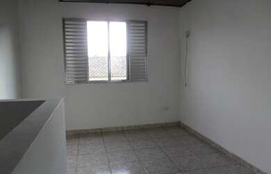 Imagem: A casa possui 1 Dormitório, 1 Banheiro, 1 Vaga na garagem e