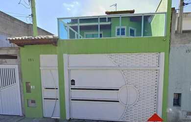 Imagem: A casa possui 3 Dormitórios, 3 Banheiros, 3 Vagas na garagem