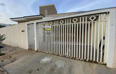 Imagem: A casa possui 3 Dormitórios, 2 Banheiros, 2 Vagas na garagem