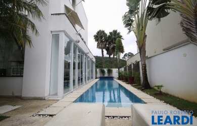 Imagem: A casa em condomínio possui 3 Dormitórios, 5 Banheiros, 4