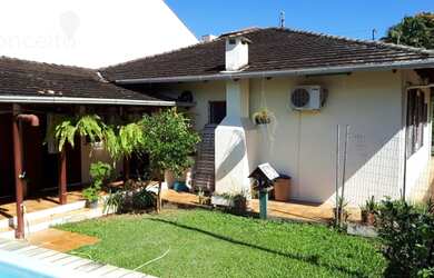 Imagem: A casa possui 3 Dormitórios, 2 Banheiros, 2 Vagas na garagem