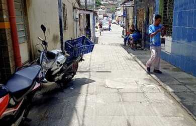 Imagem: A casa possui 2 Dormitórios, 2 Banheiros, 2 Vagas na garagem