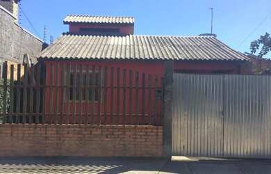 Imagem: A casa possui 2 Dormitórios, 1 Banheiro, 2 Vagas na garagem