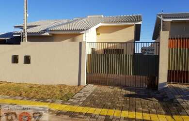 Imagem: A casa possui 3 Dormitórios, 1 Banheiro, 2 Vagas na garagem