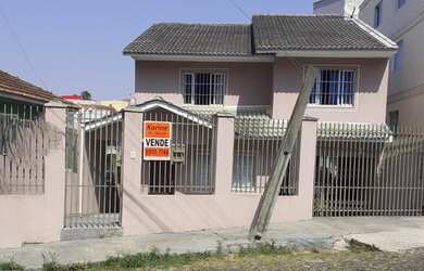 Imagem: A casa possui 3 Dormitórios, 1 Banheiro, 1 Vaga na garagem