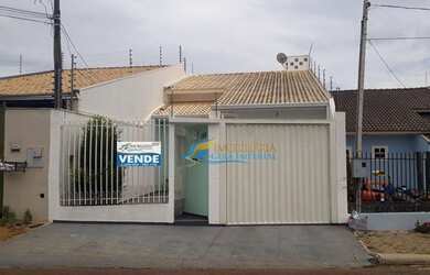 Imagem: A casa possui 3 Dormitórios, 3 Banheiros, 2 Vagas na garagem