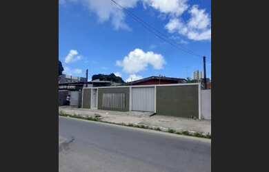 Imagem: A casa possui 4 Dormitórios, 3 Banheiros, 4 Vagas na garagem