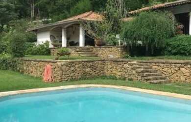 Imagem: A casa possui 4 Dormitórios, 3 Banheiros, 5 Vagas na garagem