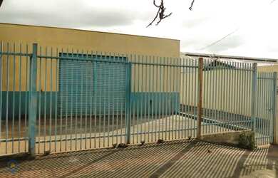 Imagem: O depósito possui 5 Vagas na garagem, 90m² de Área e está