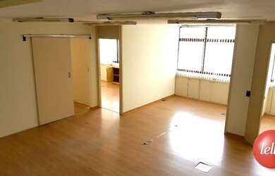 Imagem: O depósito possui 2 Vagas na garagem, 130m² de Área e está