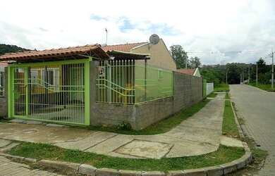 Imagem: A casa possui 2 Dormitórios, 1 Banheiro, 1 Vaga na garagem