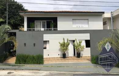 Imagem: A casa possui 5 Dormitórios, 1 Banheiro, 2 Vagas na garagem