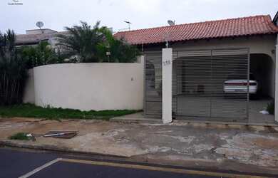 Imagem: A casa possui 3 Dormitórios, 4 Banheiros, 2 Vagas na garagem