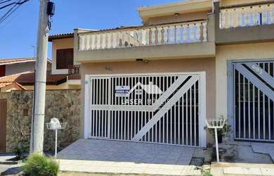 Imagem: A casa possui 3 Dormitórios, 2 Banheiros, 2 Vagas na garagem