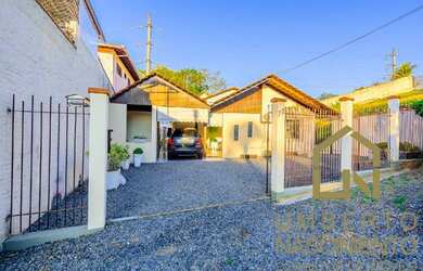 Imagem: A casa possui 3 Dormitórios, 1 Banheiro, 3 Vagas na garagem