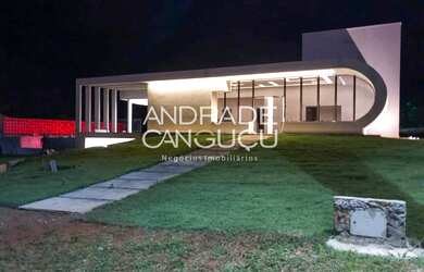 Imagem: A casa possui 4 Dormitórios, 5 Banheiros, 4 Vagas na garagem