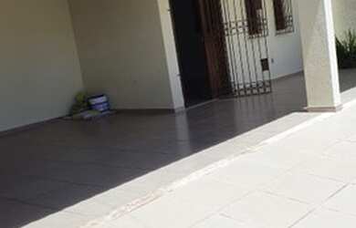 Imagem: A casa possui 3 Dormitórios, 3 Banheiros, 2 Vagas na garagem