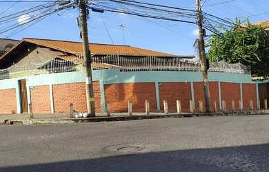 Imagem: A casa possui 4 Dormitórios, 3 Banheiros, 5 Vagas na garagem