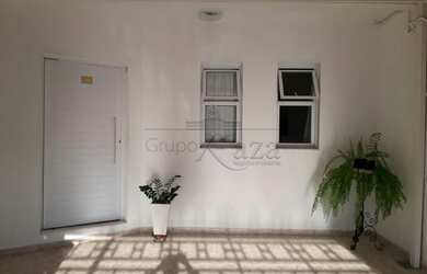 Imagem: A casa possui 3 Dormitórios, 3 Banheiros, 2 Vagas na garagem