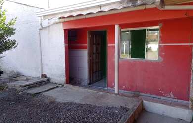 Imagem: A casa possui 2 Dormitórios, 1 Banheiro, 1 Vaga na garagem