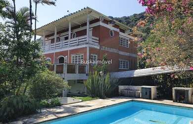 Imagem: A casa possui 5 Dormitórios, 4 Banheiros, 3 Vagas na garagem