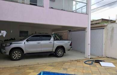 Imagem: A casa possui 4 Dormitórios, 5 Banheiros, 4 Vagas na garagem