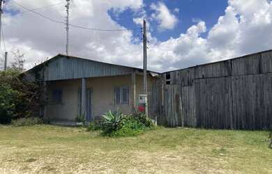 Imagem: A casa possui 3 Dormitórios, 2 Banheiros, 3 Vagas na garagem