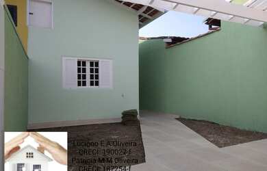 Imagem: A casa possui 3 Dormitórios, 2 Banheiros, 1 Vaga na garagem