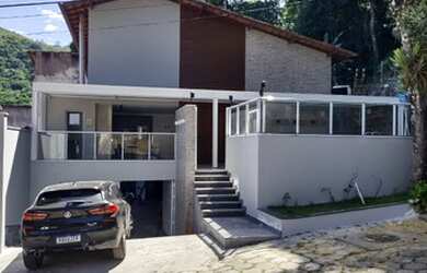 Imagem: A casa possui 5 Dormitórios, 5 Banheiros, 450m² de Área