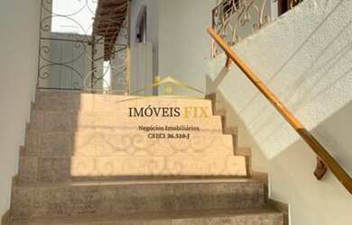 Imagem: A casa possui 3 Dormitórios, 2 Banheiros, 4 Vagas na garagem