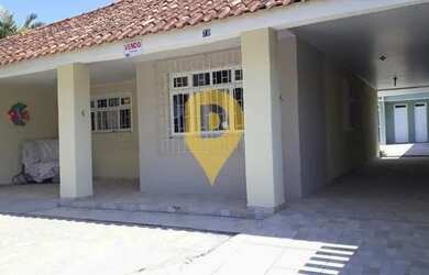 Imagem: A casa possui 5 Dormitórios, 4 Banheiros, 4 Vagas na garagem