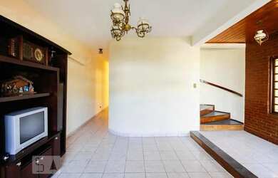 Imagem: A casa possui 4 Dormitórios, 4 Banheiros, 5 Vagas na garagem