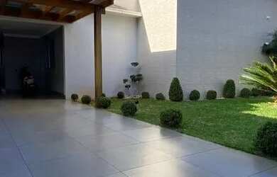 Imagem: A casa possui 3 Dormitórios, 3 Banheiros, 2 Vagas na garagem