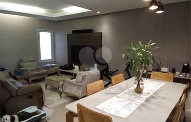 Imagem: A casa possui 3 Dormitórios, 3 Banheiros, 5 Vagas na garagem