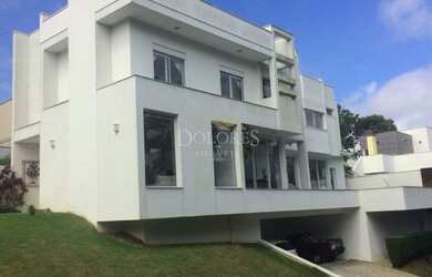 Imagem: A casa em condomínio possui 3 Dormitórios, 3 Banheiros, 300m²