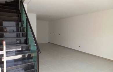 Imagem: A casa possui 3 Dormitórios, 3 Banheiros, 2 Vagas na garagem