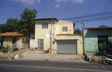 Imagem: A casa possui 4 Dormitórios, 5 Banheiros, 2 Vagas na garagem