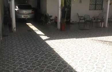 Imagem: A casa possui 2 Dormitórios, 2 Banheiros, 5 Vagas na garagem