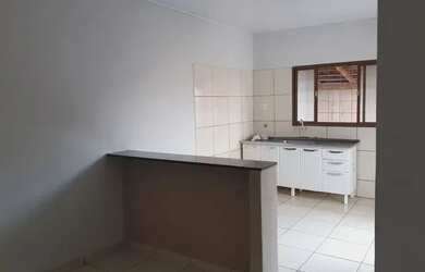 Imagem: A casa possui 2 Dormitórios, 1 Banheiro, 1 Vaga na garagem