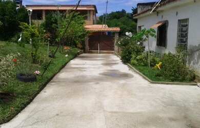 Imagem: A casa possui 3 Dormitórios, 1 Banheiro, 1 Vaga na garagem