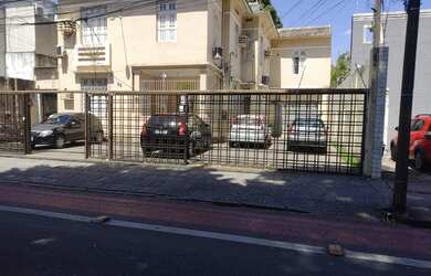 Imagem: A casa possui 5 Dormitórios, 3 Banheiros, 5 Vagas na garagem