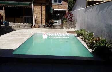 Imagem: A casa possui 4 Dormitórios, 4 Banheiros, 2 Vagas na garagem