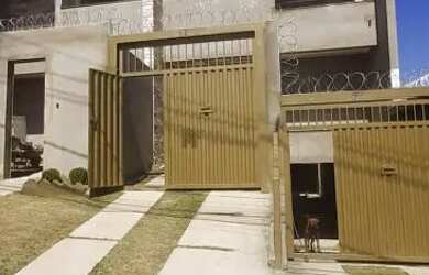 Imagem: A casa possui 3 Dormitórios, 1 Banheiro, 4 Vagas na garagem