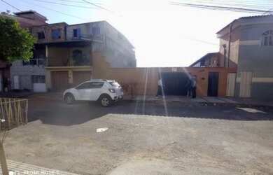 Imagem: A casa possui 3 Dormitórios, 1 Banheiro, 4 Vagas na garagem