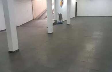 Imagem: O depósito possui 5 Vagas na garagem, 200m² de Área e está