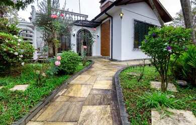 Imagem: A casa possui 3 Dormitórios, 4 Banheiros, 3 Vagas na garagem