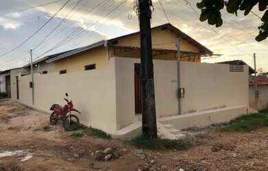 Imagem: A casa possui 2 Dormitórios e 1 Banheiro e está localizado